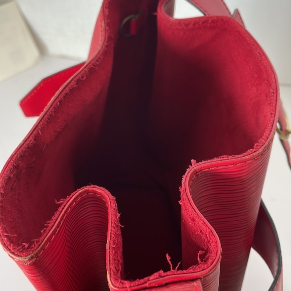 Authentic Louis Vuitton EPI Sac D’épaule Shoulder Bag Red Leather. - Picture 17 of 17